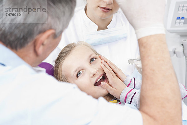 berühren  Büro  Zahnpflege  Zahnarzt  Hygiene  Mädchen  Deutschland