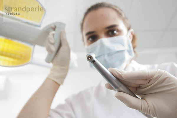 hoch  oben  nahe  halten  Büro  Bohrmaschine  Bohrer  Zahnpflege  Zahnarzt  Deutschland