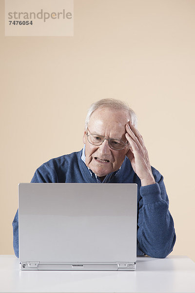 sitzend  Senior  Senioren  benutzen  Mann  Computer  Notebook  sehen  Chaos  Tisch
