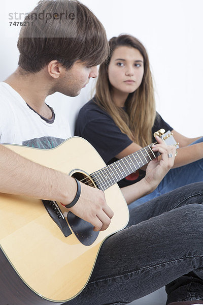 Jugendlicher  Mann  Spiel  Gitarre  Akustikgitarre  akustische Gitarre  jung  Mädchen