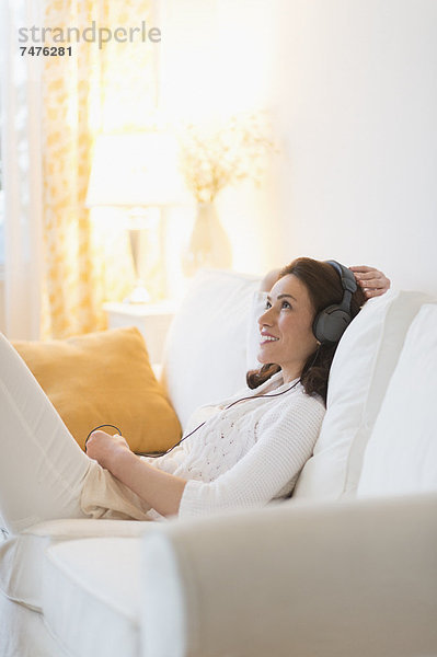 Interior zu Hause Frau zuhören Musik Klassisches Konzert Klassik