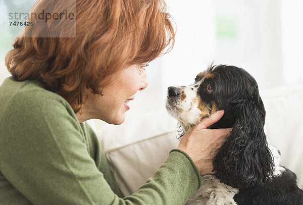 Frau  Hund  streicheln