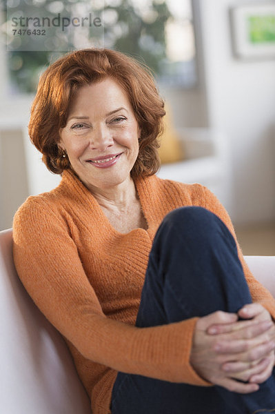 Senior  Senioren  Portrait  Frau  Entspannung  Couch