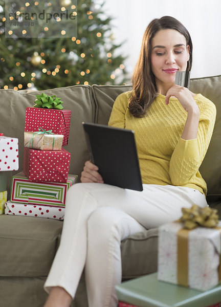 Frau kaufen Weihnachtsgeschenk Internet