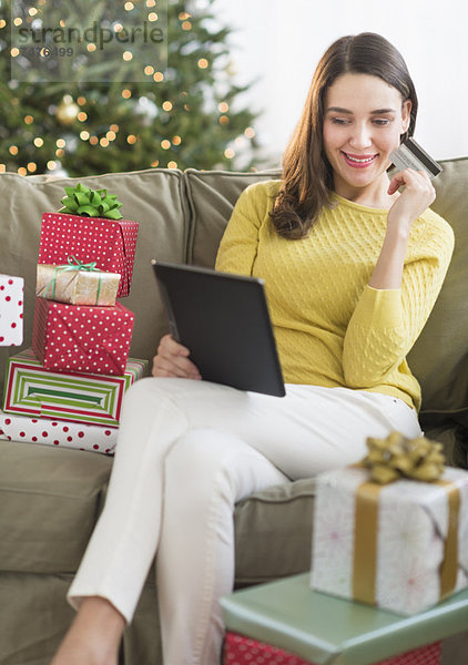 Frau kaufen Weihnachtsgeschenk Internet