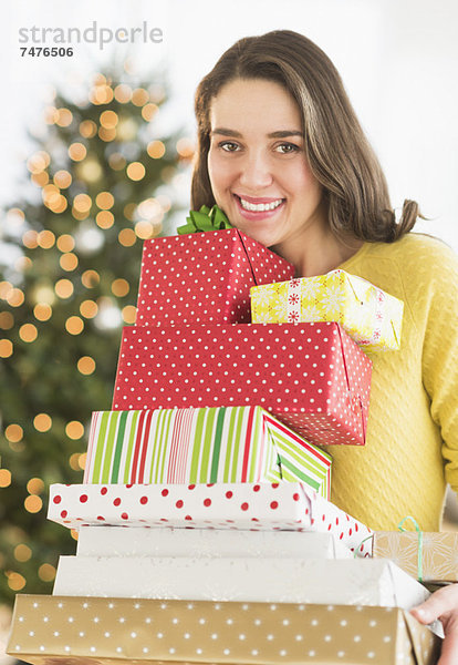 Frau halten Weihnachtsgeschenk