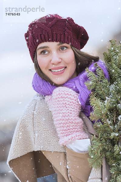 Portrait  Frau  tragen  Hut  Schal  Handschuh  jung  Blumenkranz  Kranz  Kleidung  stricken  Tanne