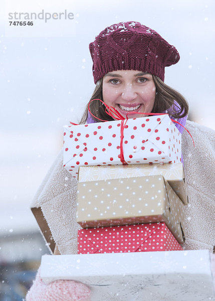 Geburtstagsgeschenk  Stapel  Portrait  Frau  tragen  Weihnachten  jung  Felssäule