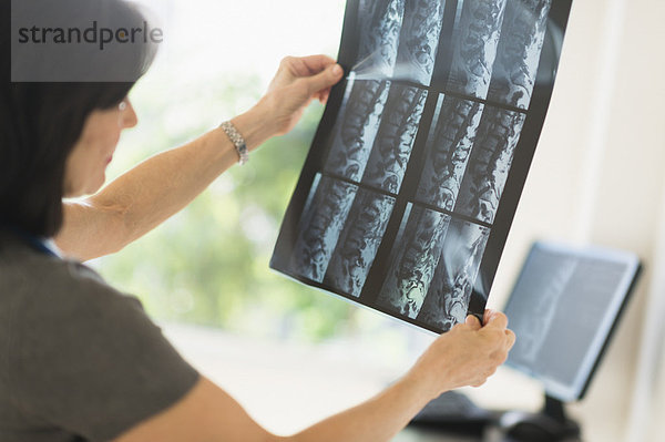 Arzt betrachtet ein Röntgenbild