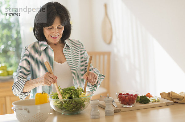 Senior  Senioren  Frau  Vorbereitung  Salat