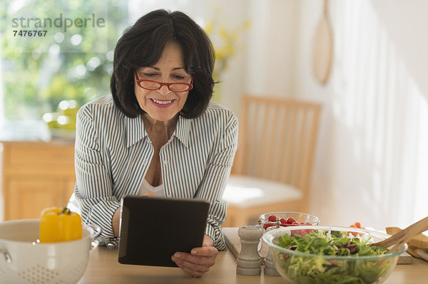 Senior  Senioren  Frau  Vorbereitung  Salat  halten  Tablet PC