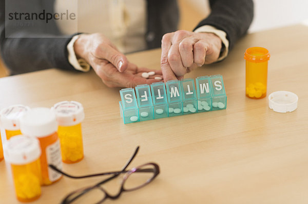Senior  Senioren  Frau  dösen  Pille