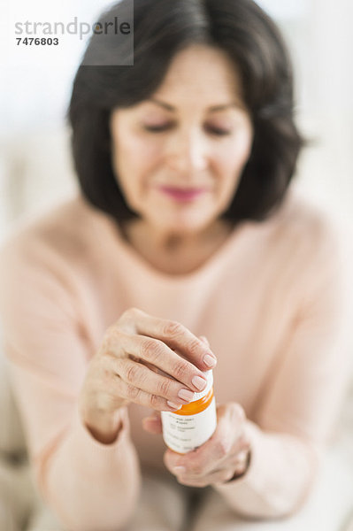 Senior  Senioren  Frau  halten  Pille  Flasche