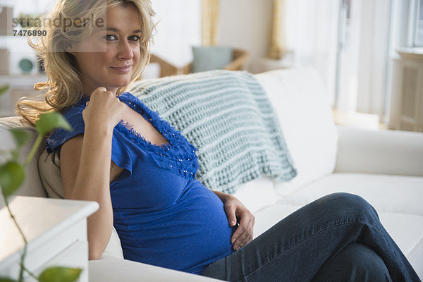 sitzend  Portrait  Frau  Couch  Schwangerschaft