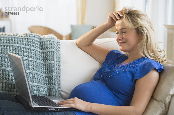 benutzen  Portrait  Frau  Notebook  Schwangerschaft