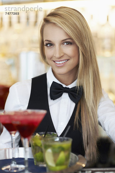 Portrait  halten  Cocktail  Barkeeperin