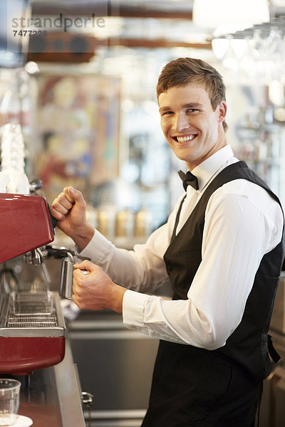 stehend  Portrait  barista  Kaffee