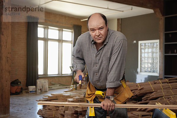 Mann schneiden Holz Stück