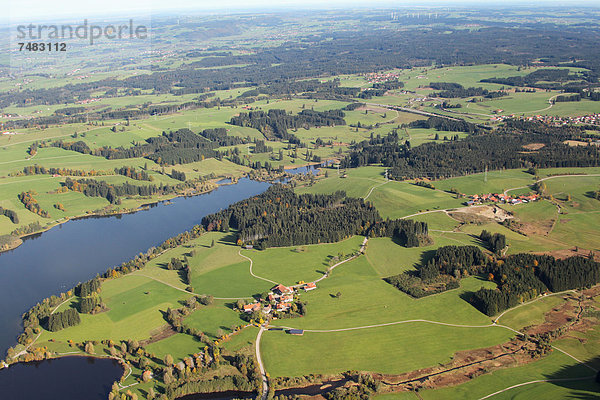 Luftaufnahme  der Niedersonthofener See im Oberallgäu  Allgäu  Bayern  Deutschland  Europa
