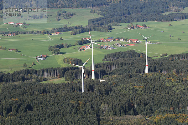 Windturbine Windrad Windräder Europa Wald Luftbild Allgäu Deutschland