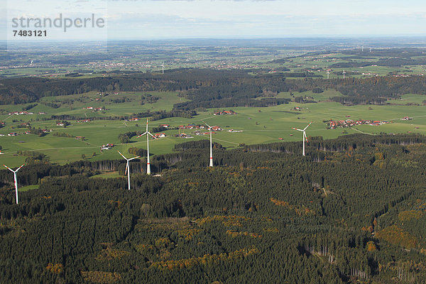 Windturbine Windrad Windräder Europa Wald Luftbild Allgäu Deutschland