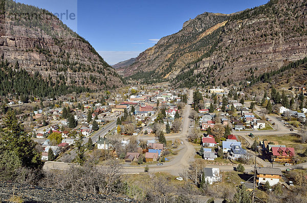 Vereinigte Staaten von Amerika USA Berg über Stadt Bundesstraße Ansicht Gold Silber Bergwerk Grube Gruben Colorado Ouray