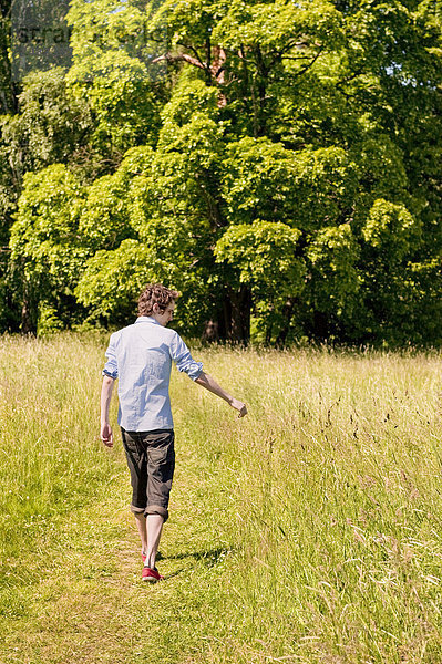 Junger Mann zu Fuß unterwegs in der Natur  Schweden  Europa