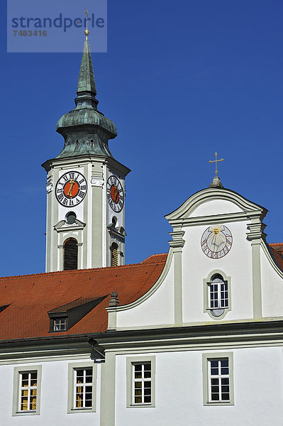 Kirchturm  Kirchturmuhr und Sonnenuhr  Kloster Schäftlarn  Schäftlarn  Bayern  Deutschland  Europa