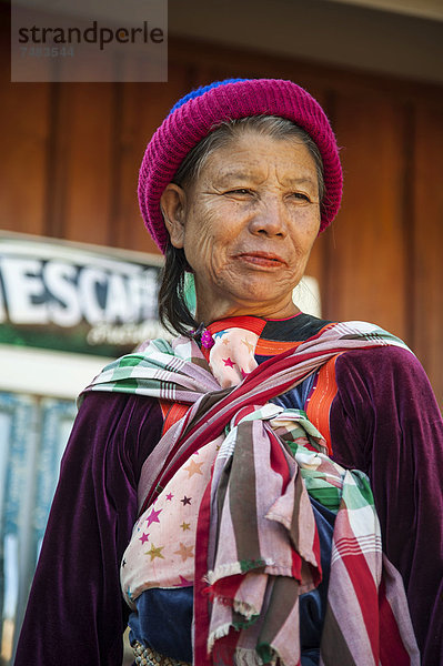 _ltere Frau aus dem Bergvolk oder Bergstamm der Lisu  ethnische Minderheit  Porträt  Nordthailand  Thailand  Asien