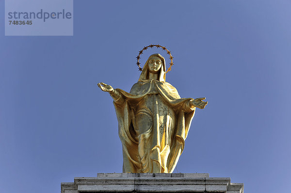 Kirchenfigur auf dem Dach  Kirche Santa Maria degli Angeli  bei Assisi  Umbrien  Italien  Europa  ÍffentlicherGrund