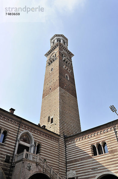 Lamberti Turm  Torre dei Lamberti  Piazza delle Erbe  Verona  Venetien  Veneto  Italien  Europa  ÍffentlicherGrund
