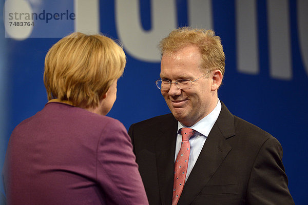 Bundeskanzlerin Frau Dr. Angela Merkel  CDU  begrüßt Sebastian Turner  Kandidat zum Oberbürgermeister  Stuttgart  Baden-Württemberg  Deutschland  Europa  ÍffentlicherGrund
