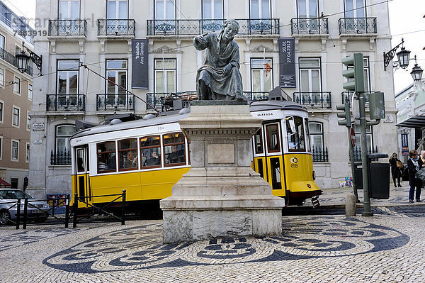 Straßenbahn am Largo Chiado  im Vordergrund das Denkmal von dem Dichter Ant¾nio Ribeiro  Mosaikpflaster  Lissabon  Portugal  Europa