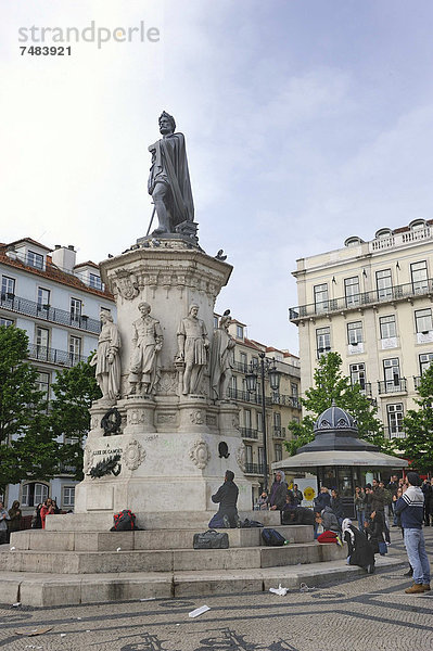 Praþa LuÝs de Cam§es  mit der Statue des gleichnamigen Nationaldichters  Mosaikpflaster  Chiado Viertel  Lissabon  Portugal  Europa