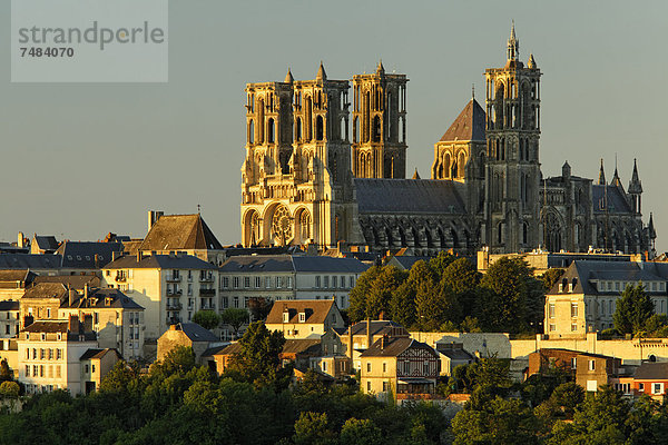 Kathedrale Notre-Dame de Laon über der Altstadt  Abendlicht  Laon  Via Francigena  Frankenstraße  Departement Aisne  Region Picardie  Frankreich  Europa