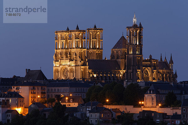 Kathedrale Notre-Dame de Laon über der Altstadt  Dämmerung  Laon  Via Francigena  Frankenstraße  Departement Aisne  Region Picardie  Frankreich  Europa