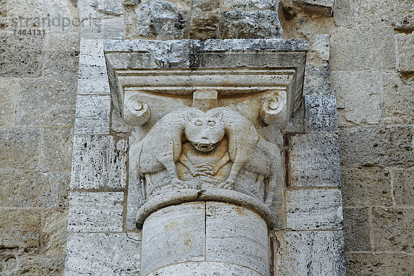 Abtei SantÆAntimo  romanisches Kapitell an der Westfassade  Castelnuovo del Abate  Montalcino  Region Toskana  Provinz Siena  Italien  Europa