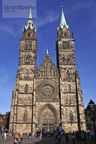 Westfassade der gotischen Lorenzkirche  1250-1477  Lorenzer Platz 10  Nürnberg  Mittelfranken  Bayern  Deutschland  Europa  ÍffentlicherGrund