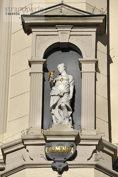 Skulptur der Clementia von Zähringen  an der barocken Marktfassade des Rathauses  1704  Am Markt 1  Lüneburg  Niedersachsen  Deutschland  Europa  ÍffentlicherGrund