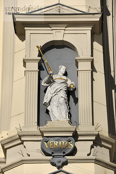 Skulptur der Veritas  G÷ttin der Wahrheit  an der barocken Marktfassade des Rathauses  1704  Am Markt 1  Lüneburg  Niedersachsen  Deutschland  Europa  ÍffentlicherGrund