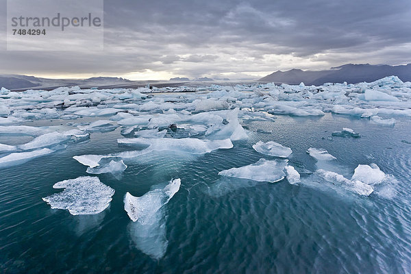 Eisberge bei J÷kulsarlon  Abendstimmung  Südisland  Island  Europa