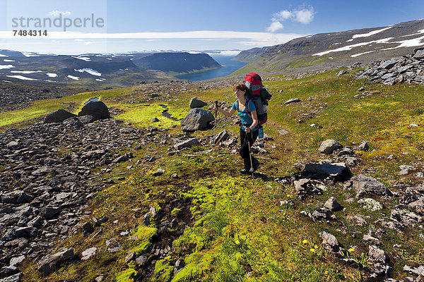 Junge Frau beim Trekking  Hornstrandir  Westfjorde  Westisland  Island  Europa