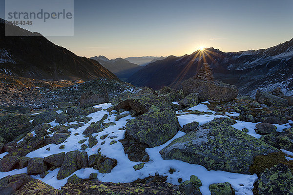 Sonnenaufgang über den Stubaier Alpen  Tirol  Ísterreich  Europa