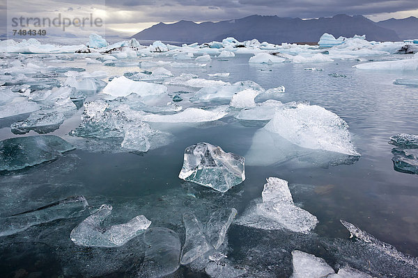 Eisberge bei J÷kulsarlon  Südisland  Island  Europa