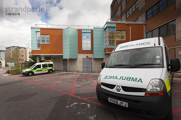 Ein Krankenwagen parkt vor der Hämatologie-Abteilung am Southampton General Hospital  Southampton  Hampshire  England  Großbritannien  Europa