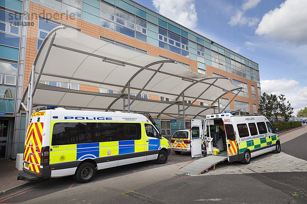 Polizeiwagen und Krankenwagen mit ge÷ffneter Tür am Southampton General Hospital  Southampton  Hampshire  England  Großbritannien  Europa
