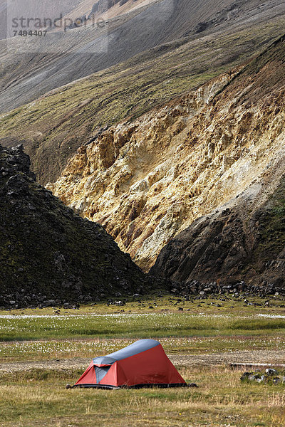 Zelt in Vulkanlandschaft  Landmannalaugar  Island  Europa