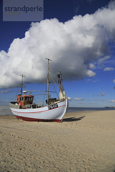 Fischkutter auf dem Strand von Lokken  Nordjytland  Dänemark  Europa