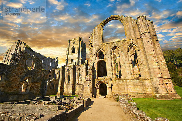 Ruinen eines Zisterzienser-Klosters  Teil des Studley Royal Water Garden  UNESCO Weltkulturerbe  in der Nähe von Ripon  North Yorkshire  England  Großbritannien  Europa