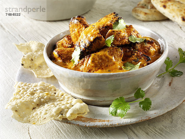 Chicken Tikka Masala  Hühnchen-Curry  mit Pilau-Reis und Naan-Brot  indisches Gericht